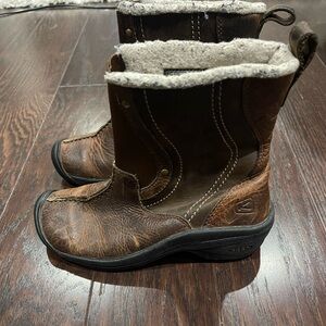 Keen Chester 5441 women’s leather and sherpa slip on ankle boot size 6.5